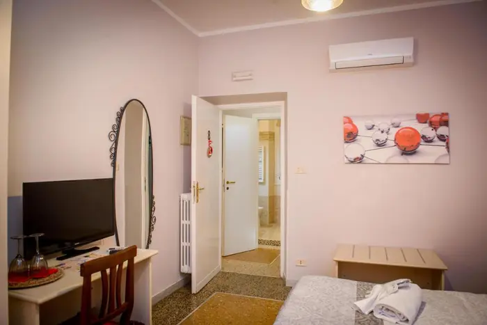 Camera con bagno esterno: specchio, TV, scrivania e il climatizzatore