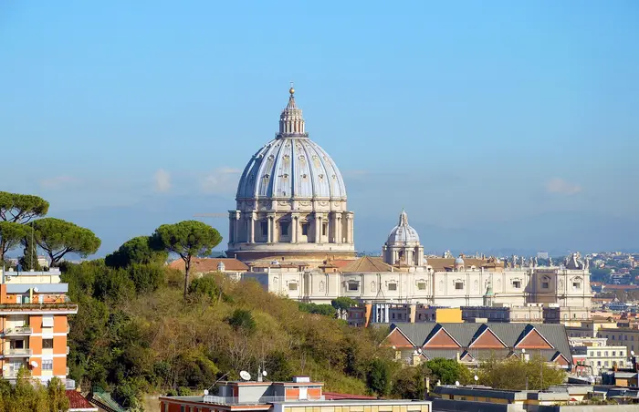 La cupola di San Pietro vista da via San Lucio, tra i pini